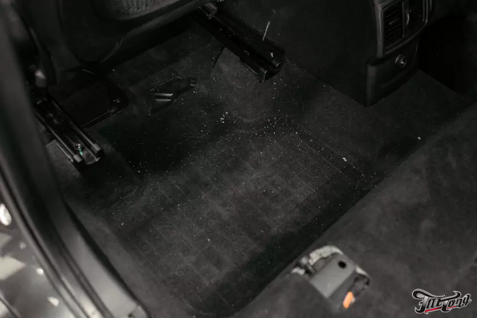 Химчистка салона BMW X1, мойка и консервация подкапотного пространства, полировка и защита фар